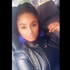 Meet your Posher, Yakira